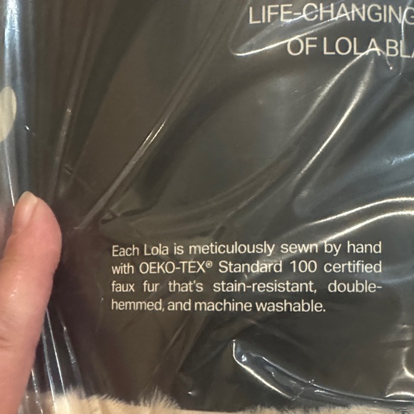 Lola Blankets Plush Throw/Blanket/Bondi Beige/Size L/NEW! NIB! SEALED! Serene!!! - Picture 8 of 16